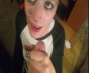 Неформалка шведка отсасывает хуй